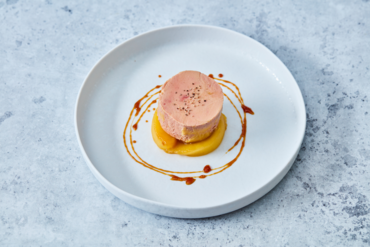 Terrine van ganzenlever met gekarameliseerde sjalot en gepocheerde peer -